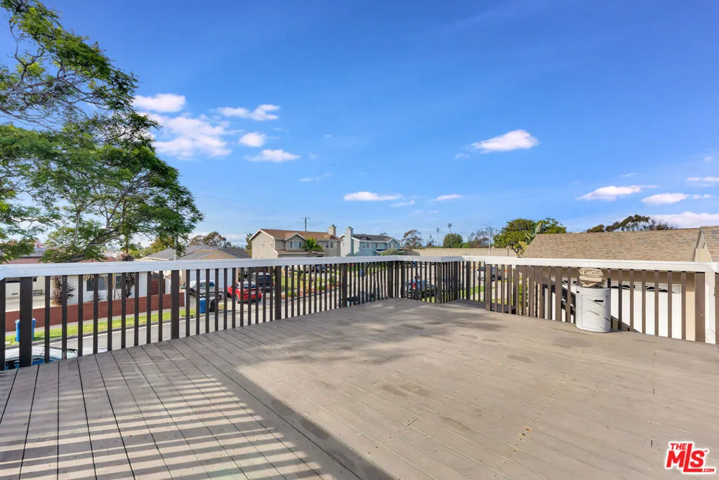 11924 Daleside Avenue, Hawthorne, California 90250 home-pic-2